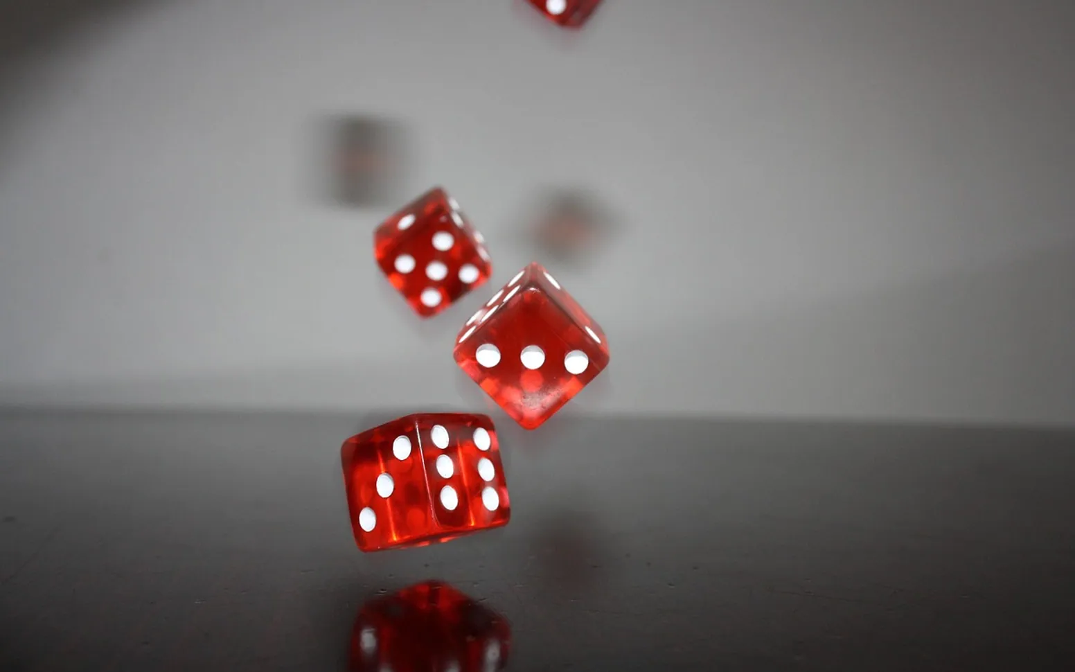 Dice, red and to play