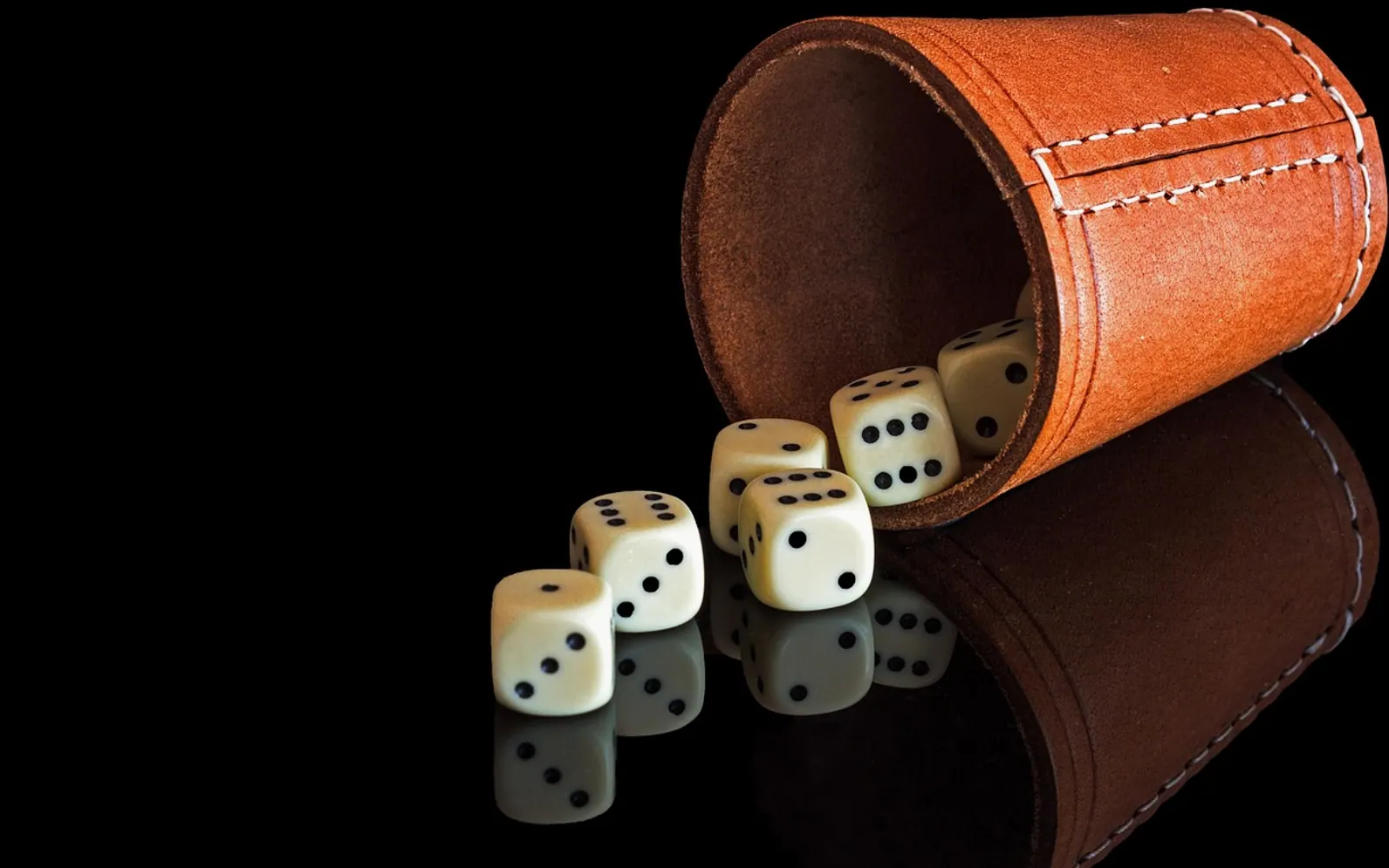 Dice, cup and dice cup